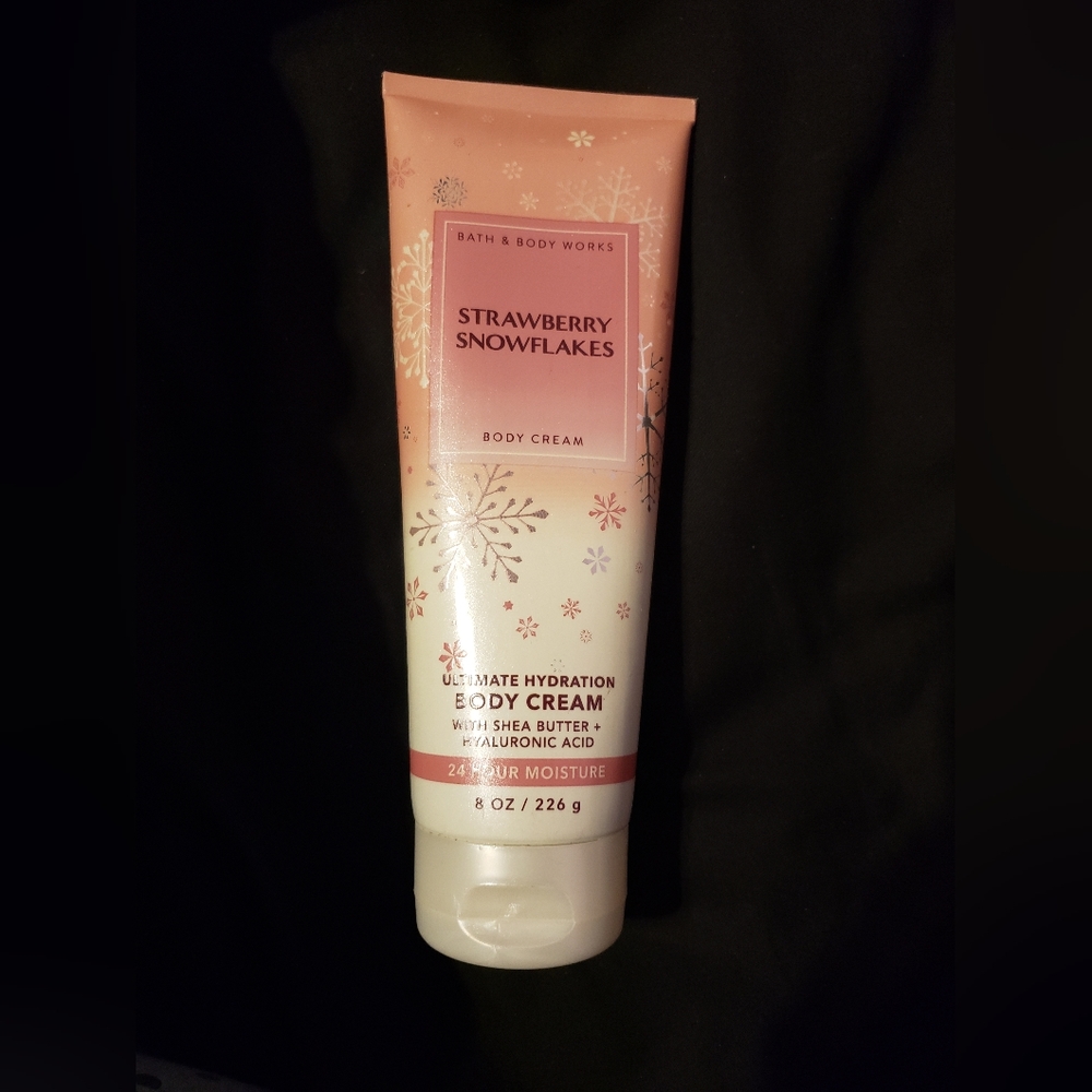 Bath and body works Strawberry Snowflake body cream 💕